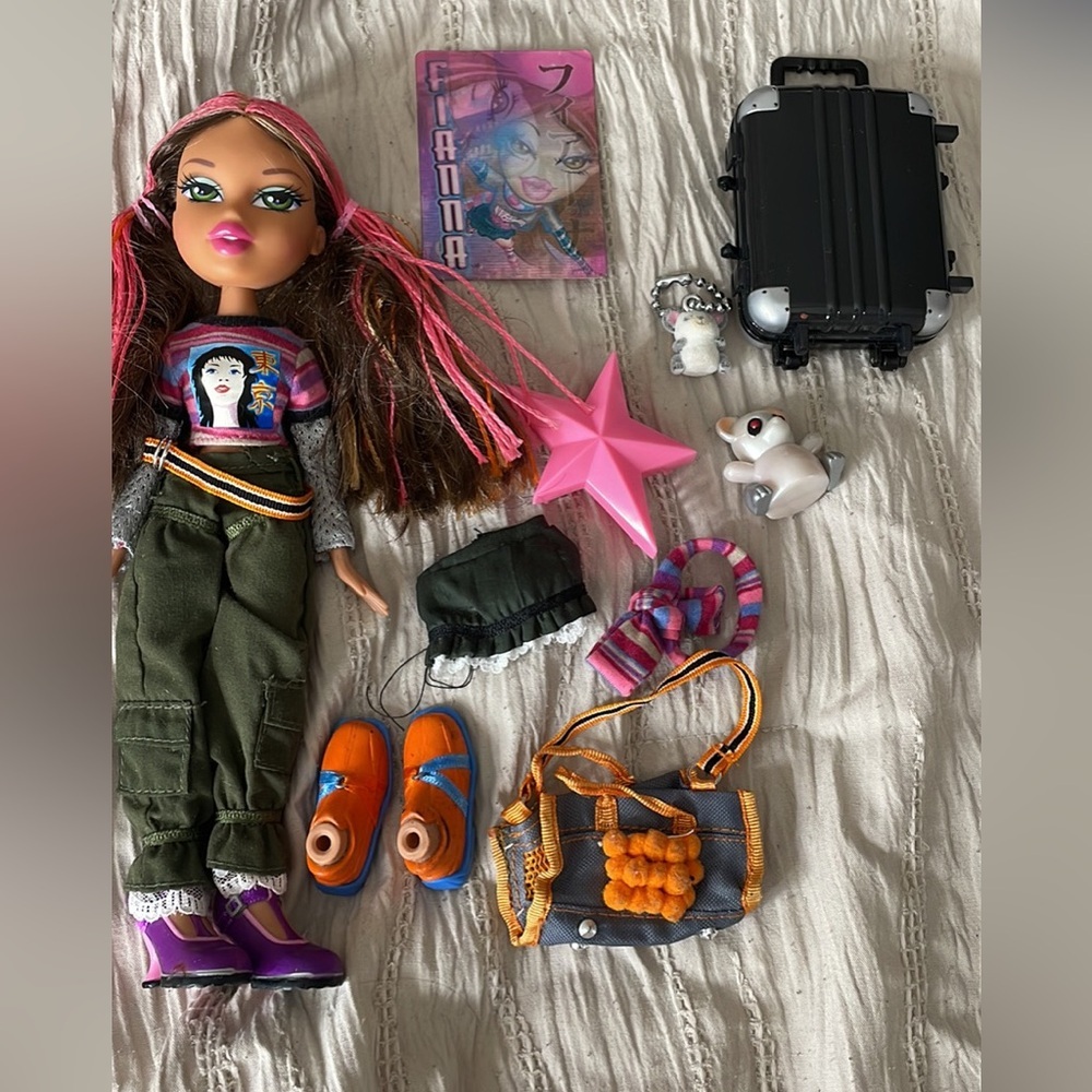 Bratz world Toyko-a-go Fianna doll & Colorful Outfit and Accessories